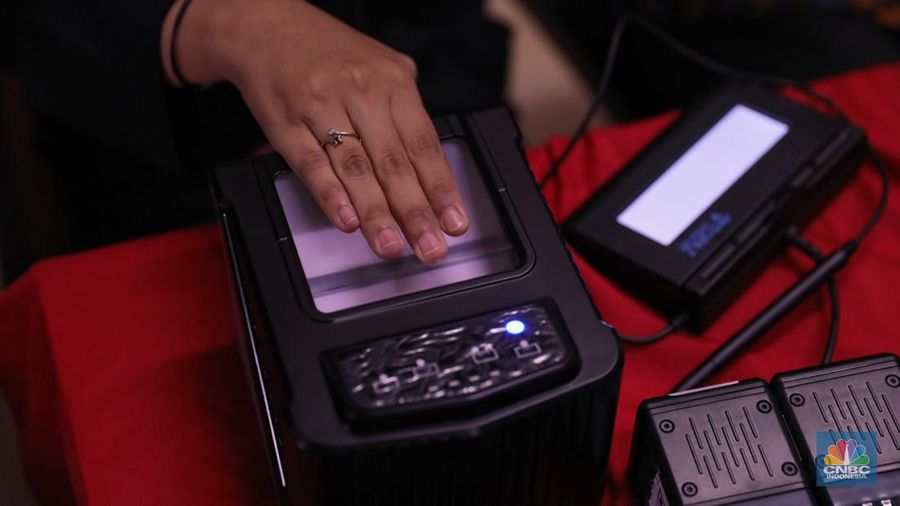 Siswa melakukan perekaman Kartu Tanda Penduduk elektronik (KTP-el) di SMK YPK Manggarai, Jakarta, Kamis (1/2/2024). (CNBC Indonesia/Faisal Rahman)