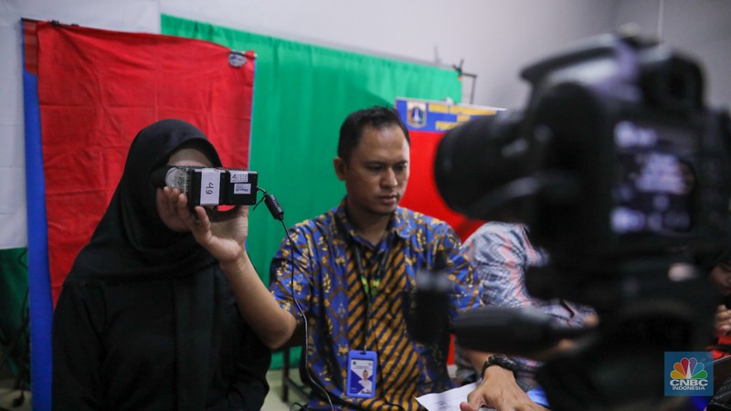 Perekaman Kartu Tanda Penduduk elektronik Siswa melakukan perekaman Kartu Tanda Penduduk elektronik (KTP-el) di SMK YPK Manggarai, Jakarta, Kamis (1/2/2024). (CNBC Indonesia/Faisal Rahman)