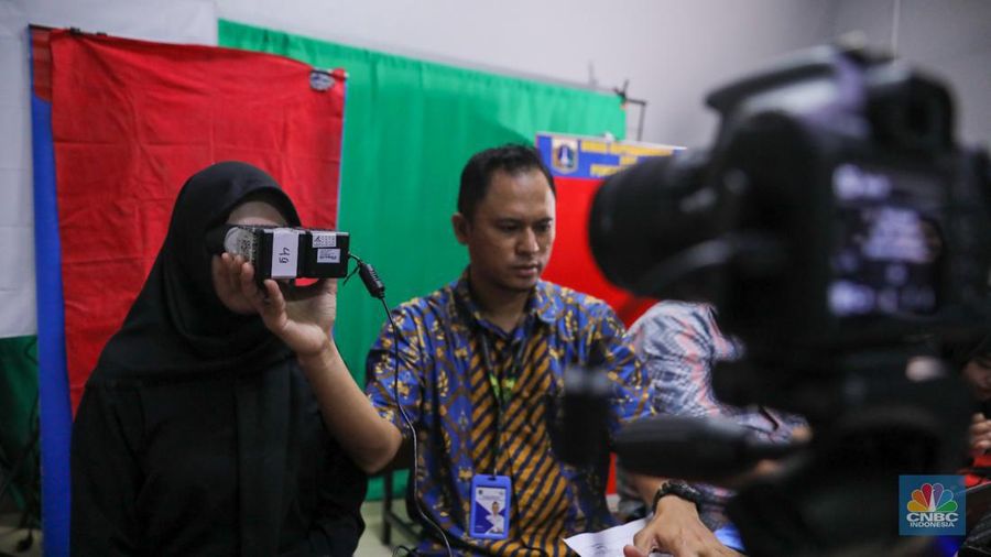 Siswa melakukan perekaman Kartu Tanda Penduduk elektronik (KTP-el) di SMK YPK Manggarai, Jakarta, Kamis (1/2/2024). (CNBC Indonesia/Faisal Rahman)
