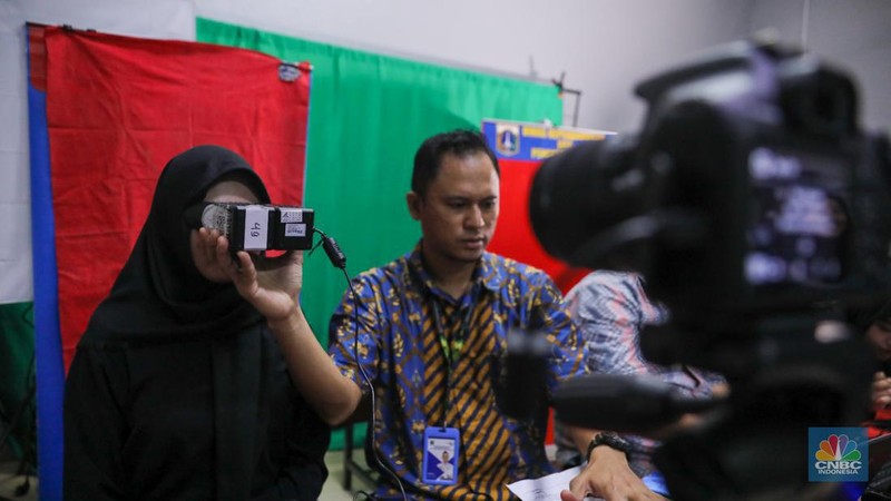 Siswa melakukan perekaman Kartu Tanda Penduduk elektronik (KTP-el) di SMK YPK Manggarai, Jakarta, Kamis (1/2/2024). (CNBC Indonesia/Faisal Rahman)