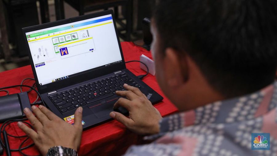 Siswa melakukan perekaman Kartu Tanda Penduduk elektronik (KTP-el) di SMK YPK Manggarai, Jakarta, Kamis (1/2/2024). (CNBC Indonesia/Faisal Rahman)