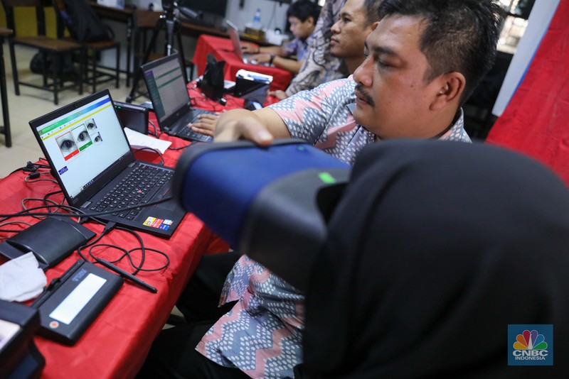 Siswa melakukan perekaman Kartu Tanda Penduduk elektronik (KTP-el) di SMK YPK Manggarai, Jakarta, Kamis (1/2/2024). (CNBC Indonesia/Faisal Rahman)