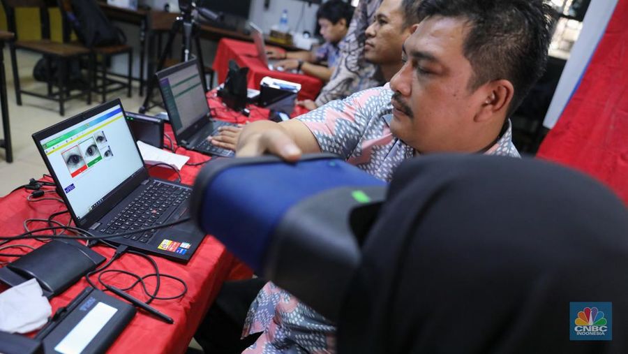 Siswa melakukan perekaman Kartu Tanda Penduduk elektronik (KTP-el) di SMK YPK Manggarai, Jakarta, Kamis (1/2/2024). (CNBC Indonesia/Faisal Rahman)