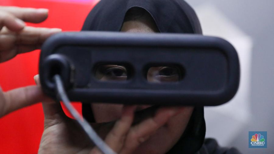 Siswa melakukan perekaman Kartu Tanda Penduduk elektronik (KTP-el) di SMK YPK Manggarai, Jakarta, Kamis (1/2/2024). (CNBC Indonesia/Faisal Rahman)