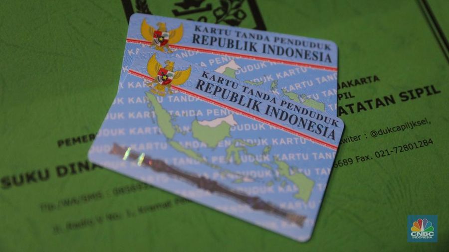 Siswa melakukan perekaman Kartu Tanda Penduduk elektronik (KTP-el) di SMK YPK Manggarai, Jakarta, Kamis (1/2/2024). (վ/Faisal Rahman)