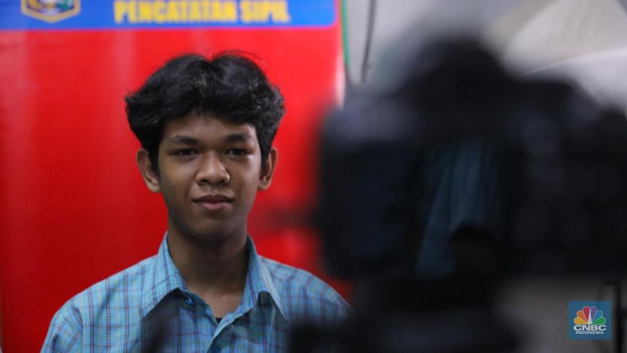 Siswa melakukan perekaman Kartu Tanda Penduduk elektronik (KTP-el) di SMK YPK Manggarai, Jakarta, Kamis (1/2/2024). (CNBC Indonesia/Faisal Rahman)