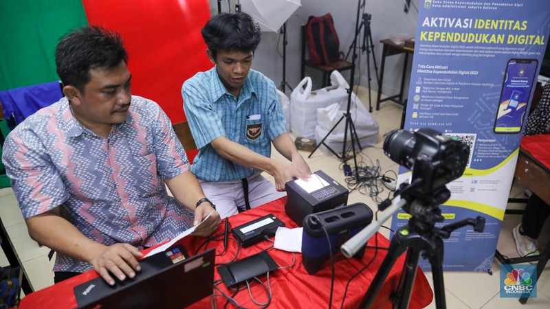 Siswa melakukan perekaman Kartu Tanda Penduduk elektronik (KTP-el) di SMK YPK Manggarai, Jakarta, Kamis (1/2/2024). (CNBC Indonesia/Faisal Rahman)