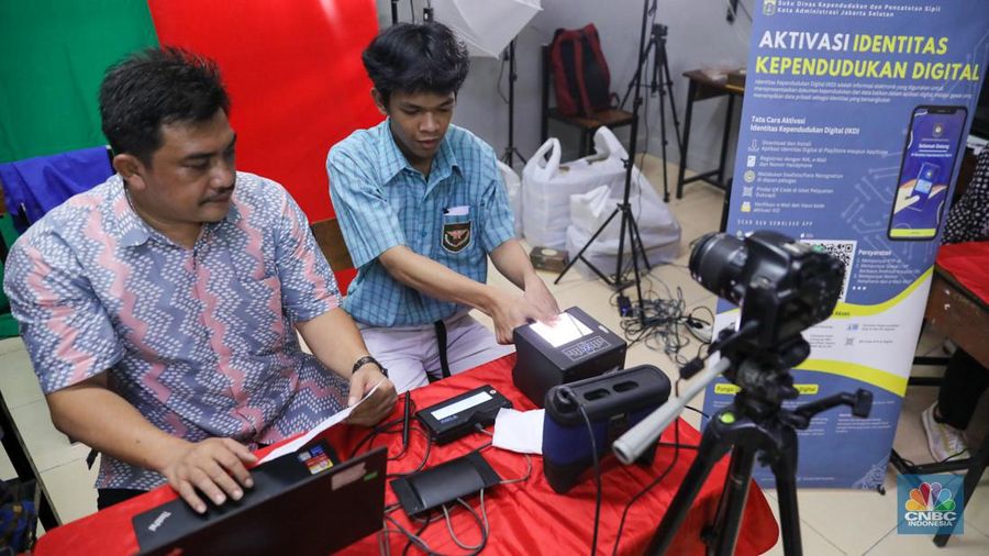 Siswa melakukan perekaman Kartu Tanda Penduduk elektronik (KTP-el) di SMK YPK Manggarai, Jakarta, Kamis (1/2/2024). (CNBC Indonesia/Faisal Rahman)