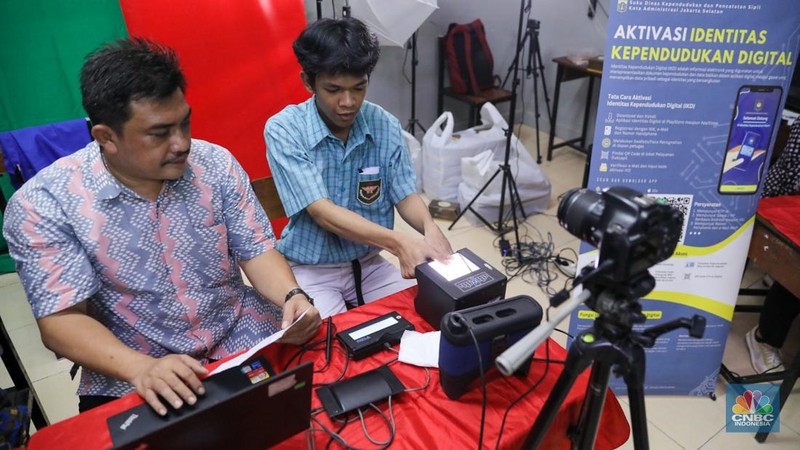 Siswa melakukan perekaman Kartu Tanda Penduduk elektronik (KTP-el) di SMK YPK Manggarai, Jakarta, Kamis (1/2/2024). (CNBC Indonesia/Faisal Rahman)