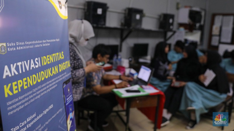 Siswa melakukan perekaman Kartu Tanda Penduduk elektronik (KTP-el) di SMK YPK Manggarai, Jakarta, Kamis (1/2/2024). (CNBC Indonesia/Faisal Rahman)