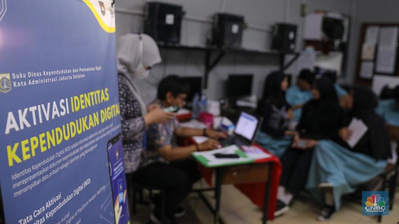 Siswa melakukan perekaman Kartu Tanda Penduduk elektronik (KTP-el) di SMK YPK Manggarai, Jakarta, Kamis (1/2/2024). (CNBC Indonesia/Faisal Rahman)
