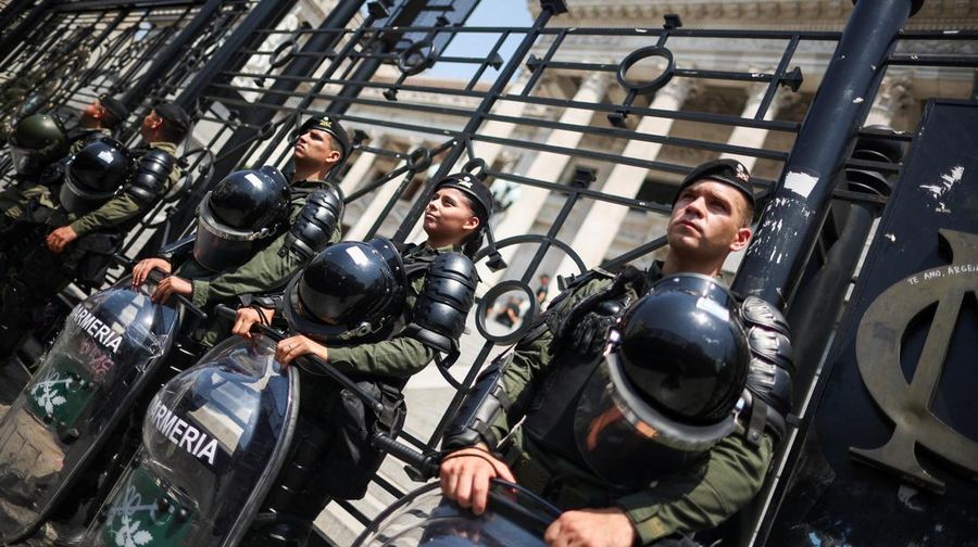 Warga Argentina menunjukkan perlawanan terbesar terhadap upaya radikal Javier Milei dengan menggelar pemogokan nasional hingga demonstrasi. (REUTERS/Agustin Marcarian)