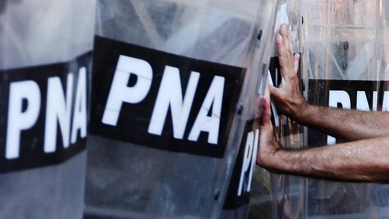 Warga Argentina menunjukkan perlawanan terbesar terhadap upaya radikal Javier Milei dengan menggelar pemogokan nasional hingga demonstrasi. (REUTERS/Agustin Marcarian)