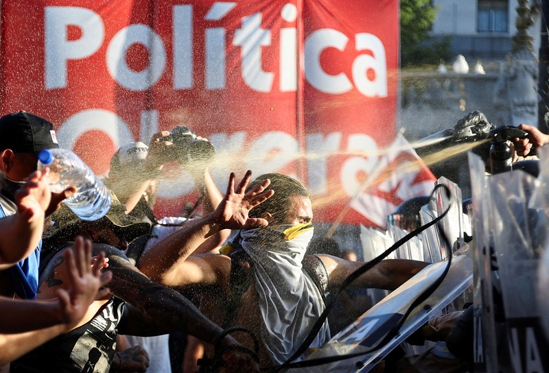 Politik Argentina Warga Argentina menunjukkan perlawanan terbesar terhadap upaya radikal Javier Milei dengan menggelar pemogokan nasional hingga demonstrasi. (REUTERS/Agustin Marcarian)