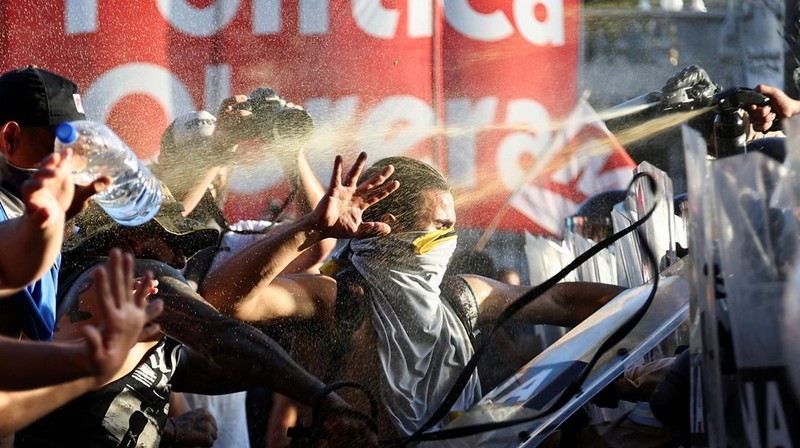 Warga Argentina menunjukkan perlawanan terbesar terhadap upaya radikal Javier Milei dengan menggelar pemogokan nasional hingga demonstrasi. (REUTERS/Agustin Marcarian)