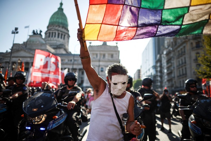 Politik Argentina Warga Argentina menunjukkan perlawanan terbesar terhadap upaya radikal Javier Milei dengan menggelar pemogokan nasional hingga demonstrasi. (REUTERS/Agustin Marcarian)