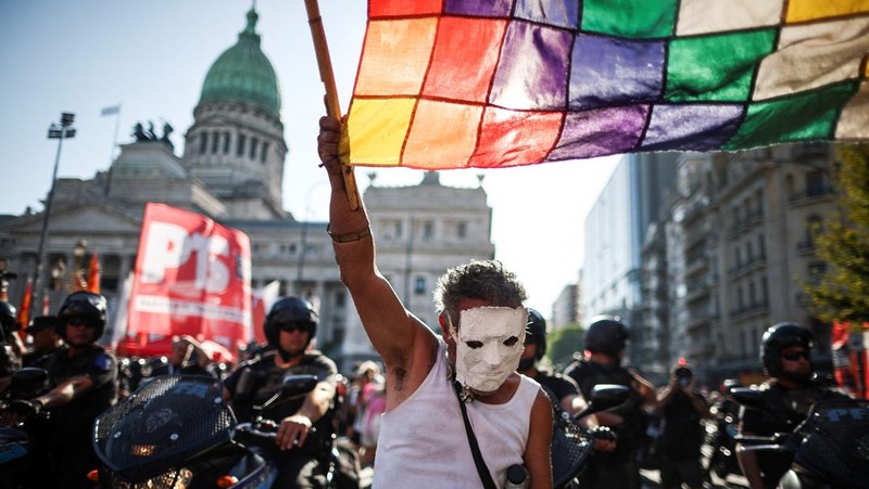 Warga Argentina menunjukkan perlawanan terbesar terhadap upaya radikal Javier Milei dengan menggelar pemogokan nasional hingga demonstrasi. (REUTERS/Agustin Marcarian)