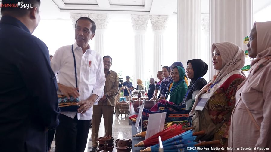 Presiden Joko Widodo didampingi Iriana Joko Widodo saat melihat produk dari peserta PNM Mekaar, Klaten, pada Rabu (31/1/2024). (Tangkapan Layar Youtube Sekretariat Presiden)