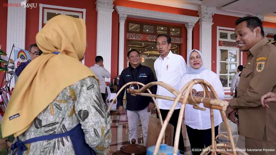 Presiden Joko Widodo didampingi Iriana Joko Widodo saat melihat produk dari peserta PNM Mekaar, Klaten, pada Rabu (31/1/2024). (Tangkapan Layar Youtube Sekretariat Presiden)