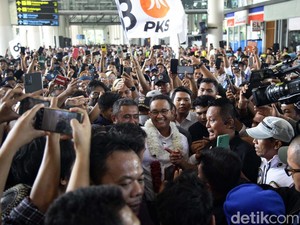 Timnas AMIN Sesalkan Pintu VIP Kualanamu Dikunci saat Anies Tiba