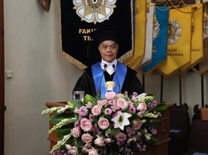 Kisah Haru Anak Penjual Gula Jawa Raih Gelar Profesor di UGM