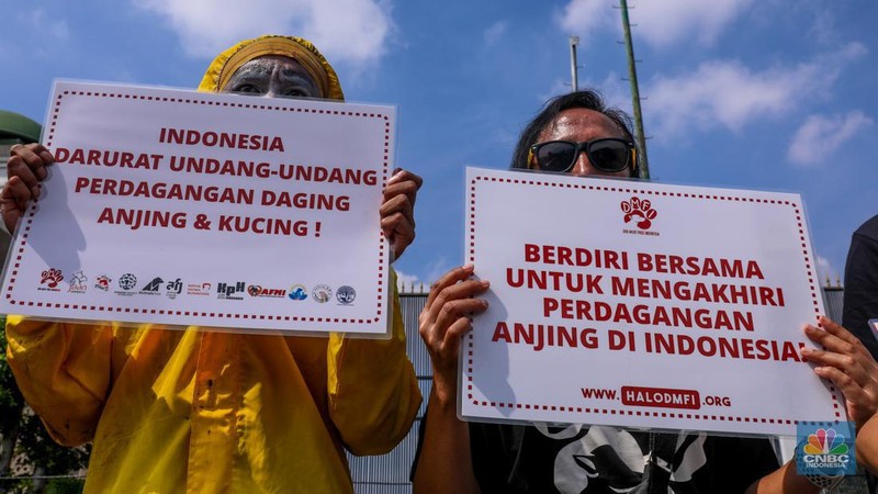 Sejumlah aktivis melakukan aksi unjuk rasa yang menyerukan larangan nasional terhadap perdagangan hewan anjing dan kucing di depan gedung DPR/MPR RI, Jakarta, Kamis (1/2/2024). (CNBC Indonesia/Faisal Rahman)