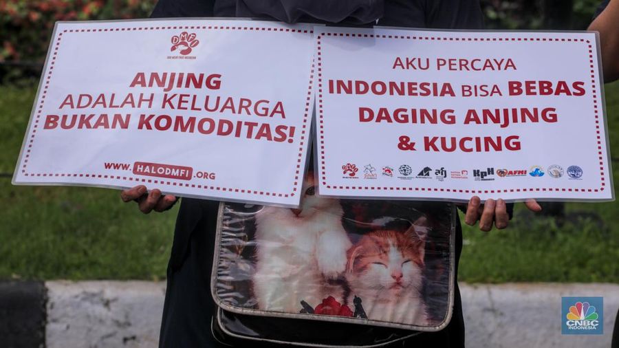 Sejumlah aktivis melakukan aksi unjuk rasa yang menyerukan larangan nasional terhadap perdagangan hewan anjing dan kucing di depan gedung DPR/MPR RI, Jakarta, Kamis (1/2/2024). (CNBC Indonesia/Faisal Rahman)