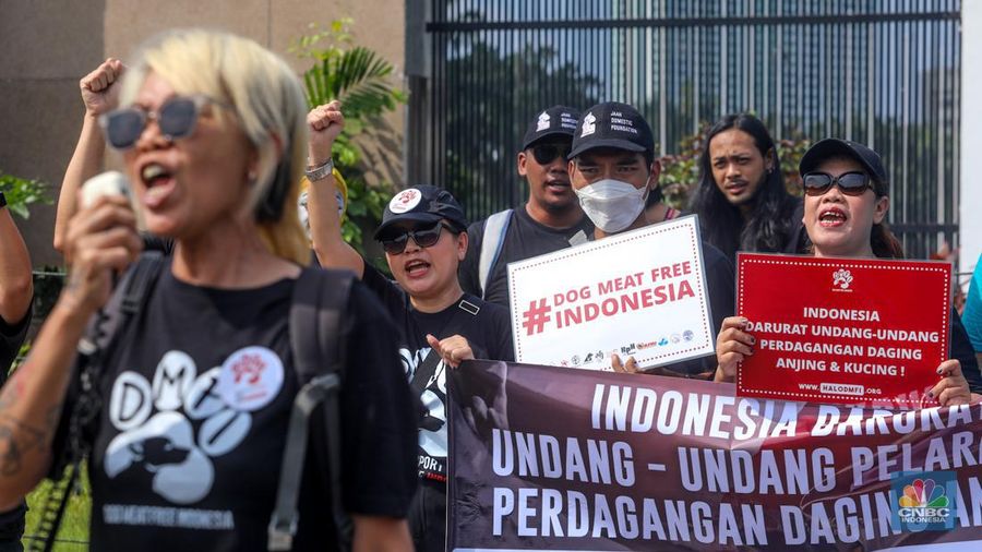 Sejumlah aktivis melakukan aksi unjuk rasa yang menyerukan larangan nasional terhadap perdagangan hewan anjing dan kucing di depan gedung DPR/MPR RI, Jakarta, Kamis (1/2/2024). (CNBC Indonesia/Faisal Rahman)