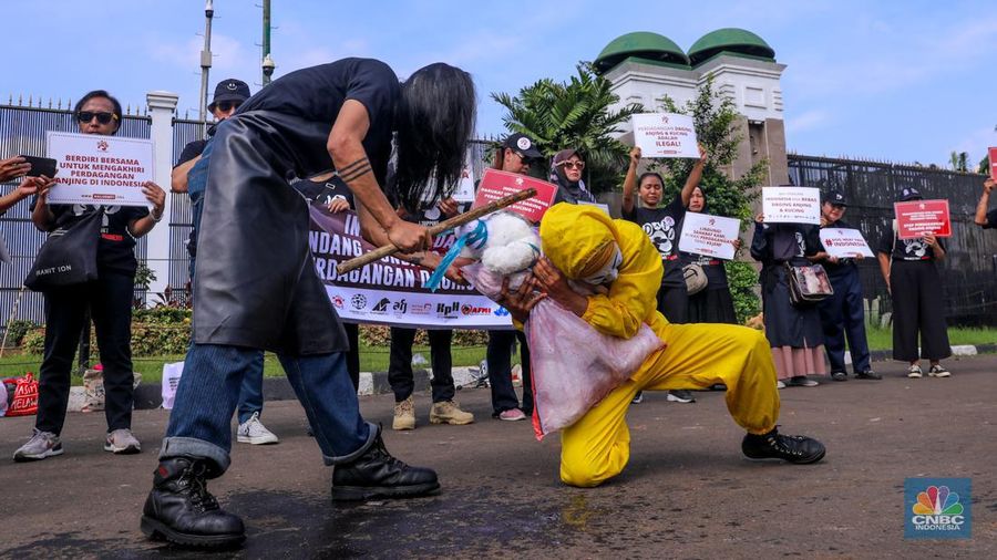Sejumlah aktivis melakukan aksi unjuk rasa yang menyerukan larangan nasional terhadap perdagangan hewan anjing dan kucing di depan gedung DPR/MPR RI, Jakarta, Kamis (1/2/2024). (CNBC Indonesia/Faisal Rahman)