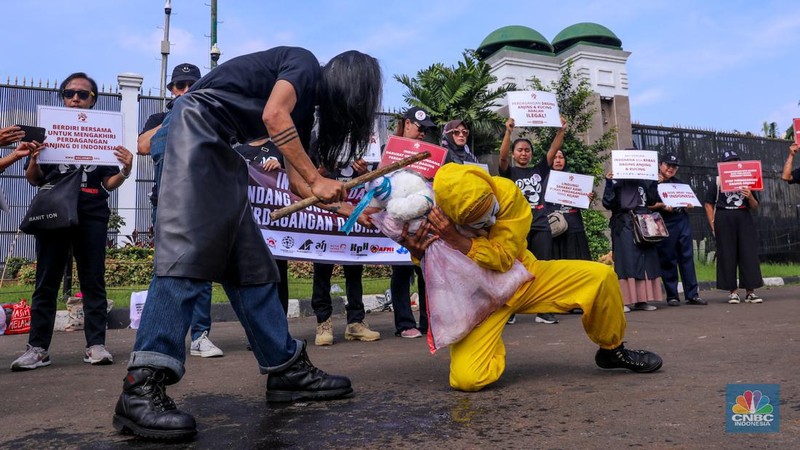 Sejumlah aktivis melakukan aksi unjuk rasa yang menyerukan larangan nasional terhadap perdagangan hewan anjing dan kucing di depan gedung DPR/MPR RI, Jakarta, Kamis (1/2/2024). (CNBC Indonesia/Faisal Rahman)