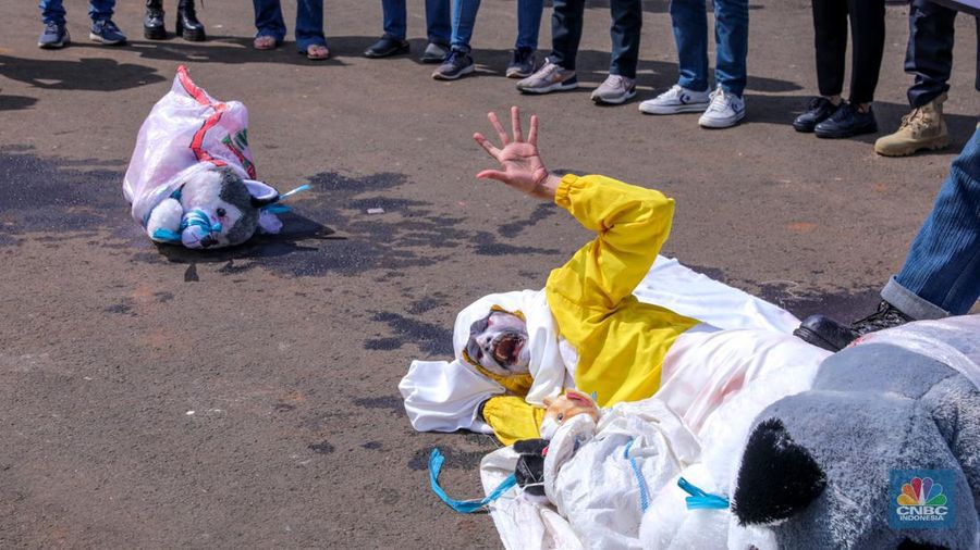 Sejumlah aktivis melakukan aksi unjuk rasa yang menyerukan larangan nasional terhadap perdagangan hewan anjing dan kucing di depan gedung DPR/MPR RI, Jakarta, Kamis (1/2/2024). (CNBC Indonesia/Faisal Rahman)