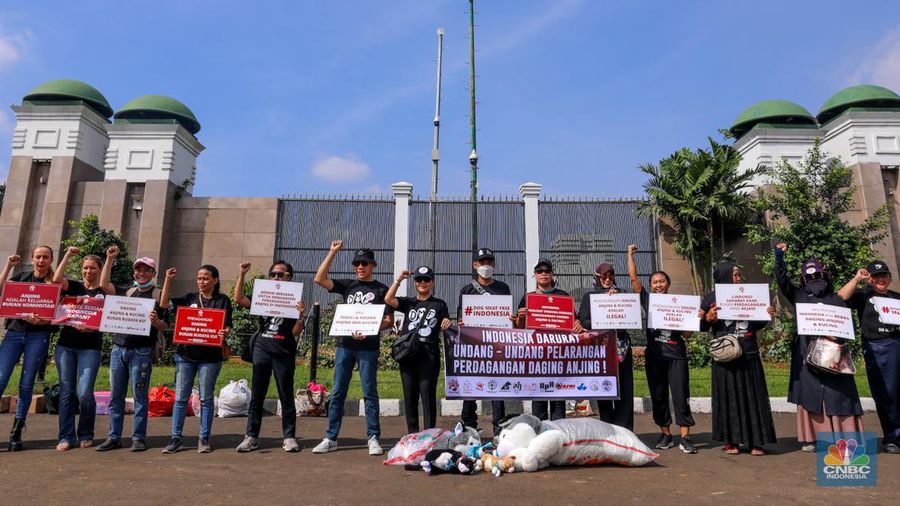 Sejumlah aktivis melakukan aksi unjuk rasa yang menyerukan larangan nasional terhadap perdagangan hewan anjing dan kucing di depan gedung DPR/MPR RI, Jakarta, Kamis (1/2/2024). (CNBC Indonesia/Faisal Rahman)