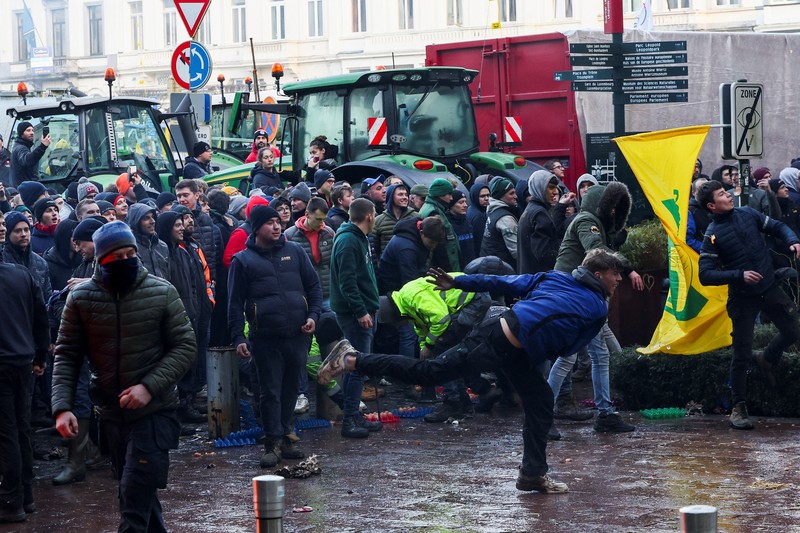 Asap mengepul dari benda-benda yang dibakar ketika orang-orang berkumpul di depan kantor pusat Uni Eropa ketika para petani Belgia menggunakan traktor mereka untuk memblokir kantor pusat, ketika mereka memprotes tekanan harga, pajak dan peraturan ramah lingkungan, keluhan yang dirasakan oleh para petani di seluruh Eropa, di Brussels, Belgia 1 Februari 2024. Asap mengepul dari benda-benda yang dibakar ketika orang-orang berkumpul di depan kantor pusat Uni Eropa ketika para petani Belgia menggunakan traktor mereka untuk memblokir kantor pusat, ketika mereka memprotes tekanan harga, pajak dan peraturan ramah lingkungan, keluhan yang dirasakan oleh para petani di seluruh Eropa, di Brussels, Belgia 1 Februari 2024. (REUTERS/Yves Herman)