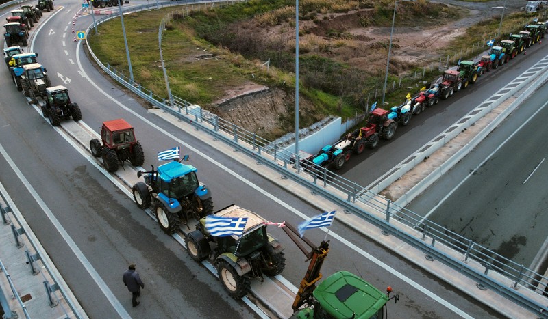 Asap mengepul dari benda-benda yang dibakar ketika orang-orang berkumpul di depan kantor pusat Uni Eropa ketika para petani Belgia menggunakan traktor mereka untuk memblokir kantor pusat, ketika mereka memprotes tekanan harga, pajak dan peraturan ramah lingkungan, keluhan yang dirasakan oleh para petani di seluruh Eropa, di Brussels, Belgia 1 Februari 2024. Asap mengepul dari benda-benda yang dibakar ketika orang-orang berkumpul di depan kantor pusat Uni Eropa ketika para petani Belgia menggunakan traktor mereka untuk memblokir kantor pusat, ketika mereka memprotes tekanan harga, pajak dan peraturan ramah lingkungan, keluhan yang dirasakan oleh para petani di seluruh Eropa, di Brussels, Belgia 1 Februari 2024. (REUTERS/Yves Herman)