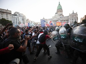 Inflasi-Kelaparan Melonjak, Ribuan Orang Berunjuk Rasa di Argentina