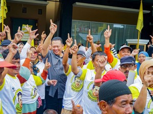 Bamsoet Bagikan Ratusan Makanan & Kaus buat Tukang Becak-Warga di Kebumen