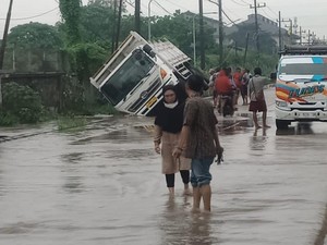 Jalan Sumput Masih Banjir Meski Baru Dicor, Warga Tagih Janji Pemkab Gresik