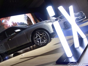 BMW iX xDrive50 Dirilis, Sekali Cas Bisa Tempuh 630 km