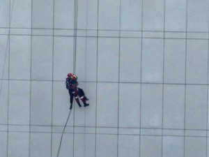 2 Pekerja yang Terjebak di Gedung Tinggi Dievakuasi dengan Selamat