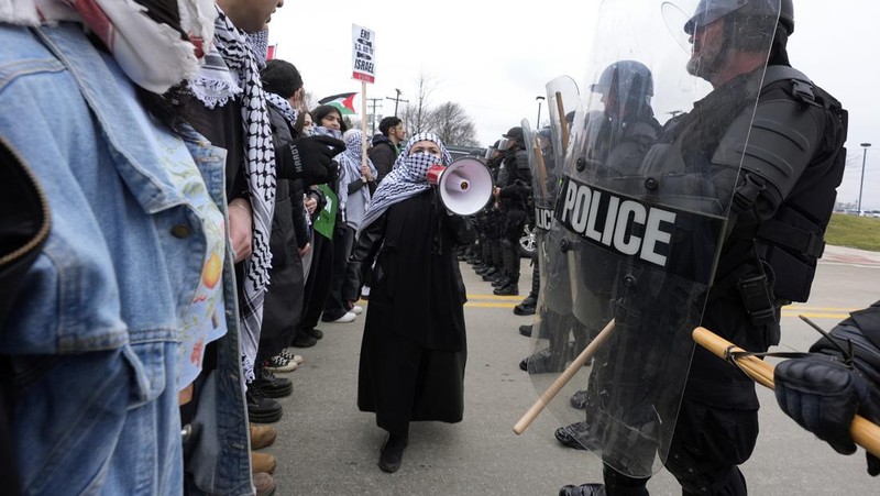 Protestors rally for a Cease Fire in Gaza outside a UAW union hall during a visit by U.S. President Joe Biden in Warren Michigan, U.S. February 1, 2024. (REUTERS/Rebecca Cook)