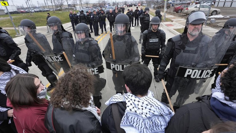 Protestors rally for a Cease Fire in Gaza outside a UAW union hall during a visit by U.S. President Joe Biden in Warren Michigan, U.S. February 1, 2024. (REUTERS/Rebecca Cook)