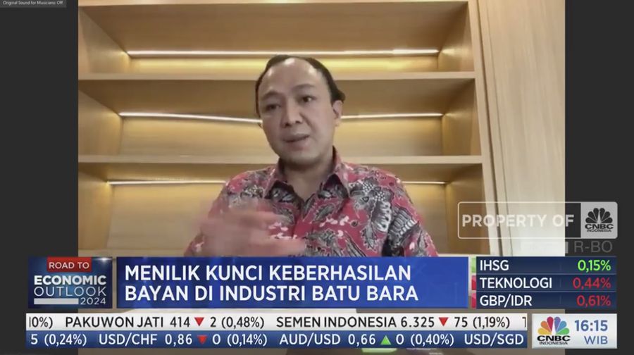 Direktur Bayan Resources, Alexander Ery Wibowo saat menyampaikan pemaparan dalam Mining Outlook 2024 di Jakarta, Jumat (2/2/2024). (Tangkapan Layar CNBC Indonesia TV)
