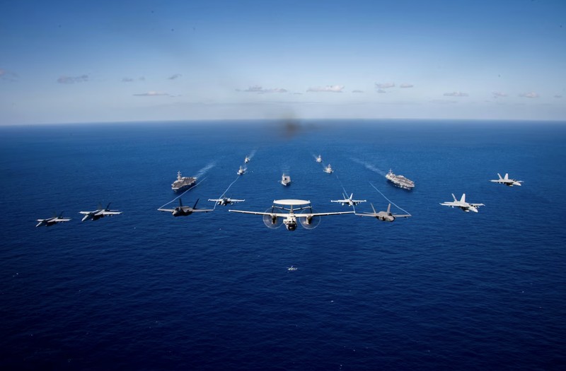 Dua kapal induk Angkatan Laut A.S. bergabung dengan kapal perusak Jepang dalam Acara Dek Multi-Besar di Laut Filipina. (Dok: Commander, U.S.)