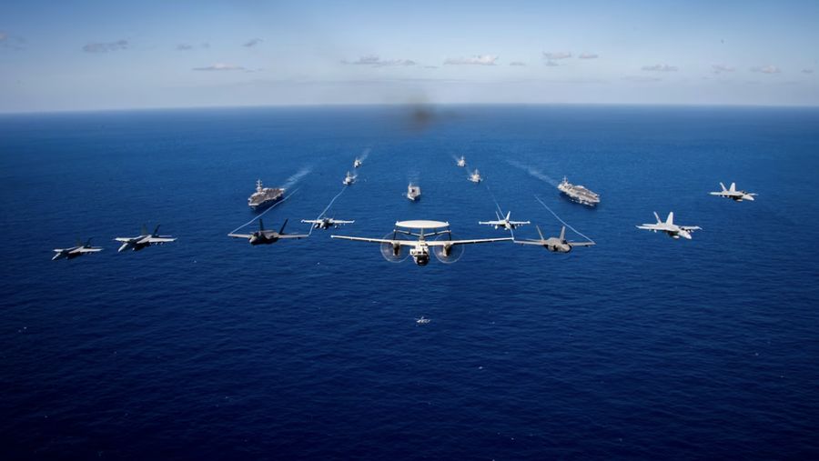 Dua kapal induk Angkatan Laut A.S. bergabung dengan kapal perusak Jepang dalam Acara Dek Multi-Besar di Laut Filipina. (Dok: Commander, U.S.)
