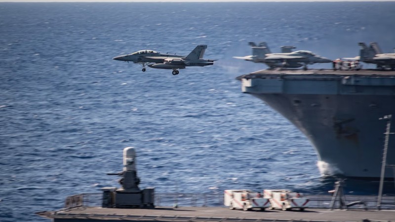 Dua kapal induk Angkatan Laut A.S. bergabung dengan kapal perusak Jepang dalam Acara Dek Multi-Besar di Laut Filipina. (Dok: Commander, U.S.)