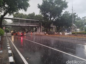 Aksi Geruduk MK Bubar, Lalin di Kawasan Patung Kuda Kembali Lancar