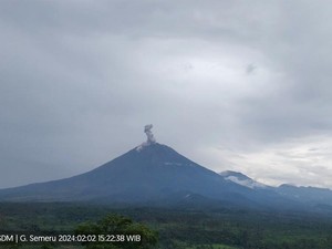 Gunung Semeru Erupsi Muntahkan Abu Vulkanik Setinggi 1.300 Meter