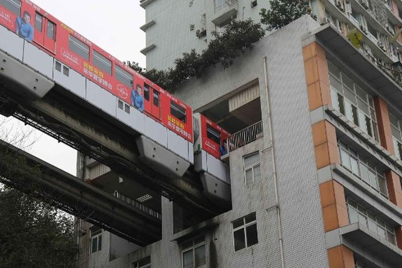 Jalur kereta api yang tidak biasa ini menembus bangunan apartemen setinggi 19 lantai di Chongqing, China yang terletak di sudut selatan-barat dari negara Asia Timur. (Gallery Wikimedia Commons)