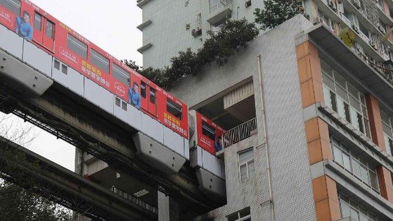 Jalur kereta api yang tidak biasa ini menembus bangunan apartemen setinggi 19 lantai di Chongqing, China yang terletak di sudut selatan-barat dari negara Asia Timur. (Gallery Wikimedia Commons)