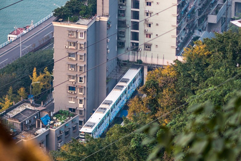 Jalur kereta api yang tidak biasa ini menembus bangunan apartemen setinggi 19 lantai di Chongqing, China yang terletak di sudut selatan-barat dari negara Asia Timur. (Gallery Wikimedia Commons) Jalur kereta api yang tidak biasa ini menembus bangunan apartemen setinggi 19 lantai di Chongqing, China yang terletak di sudut selatan-barat dari negara Asia Timur. (Gallery Wikimedia Commons)